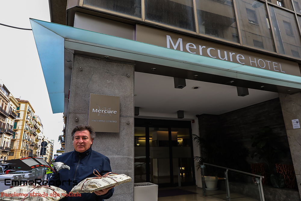 Arancine e cannoli per i turisti in quarantena al Mercure Hotel