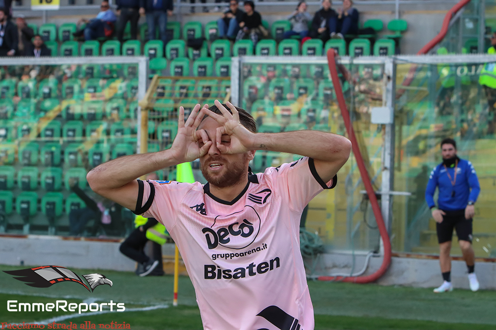 Roberto Floriano festeggia dopo il goal
