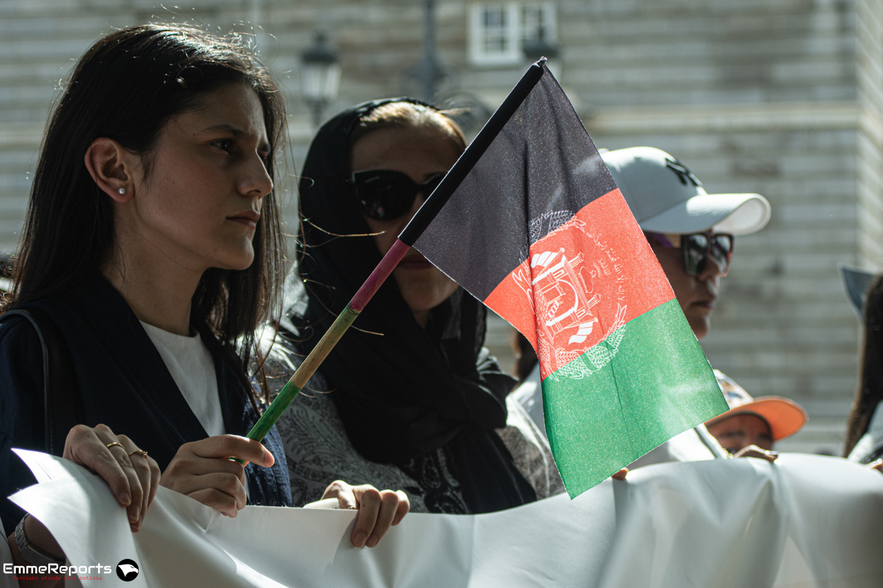 L’AFGHANISTAN NON È SOLO MADRID. Spagna. A cinque anni dal ritorno dei talebani al potere, le donne afghane scendono in strada per chiedere alla comunità internazionale protezione e interventi concreti. Francesco Militello Mirto / EmmeReports